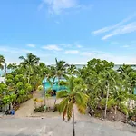 Keys Casa - Elegant Waterfront Retreat, Sleeps 16, Elevator, Private Dock, Putt-Putt