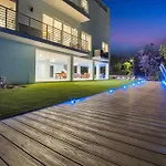 Keys Casa - Elegant Waterfront Retreat, Sleeps 16, Elevator, Private Dock, Putt-Putt