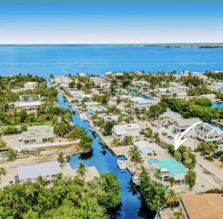 Holiday home Bayside Canal With Dock/ Jacuzzi/ Pool. *