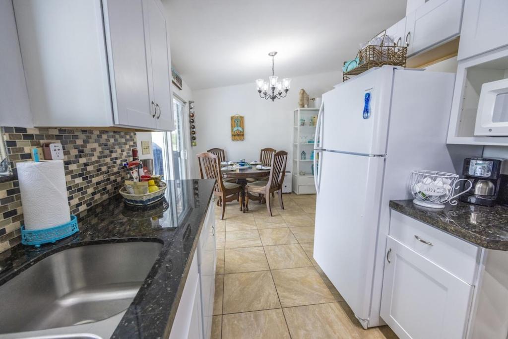 Holiday home Bayside Canal With Dock/ Jacuzzi/ Pool.