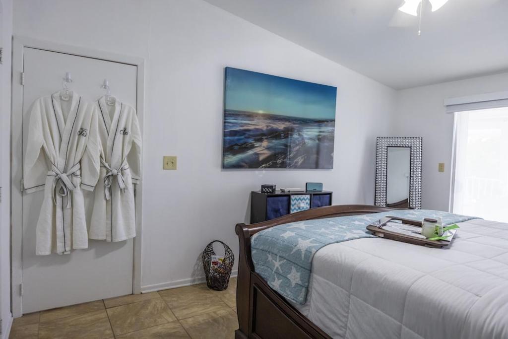 Bayside Canal With Dock/ Jacuzzi/ Pool. Holiday home *
