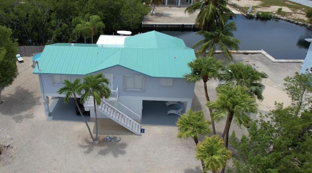 Bayside Canal With Dock/ Jacuzzi/ Pool. Holiday home Key Largo