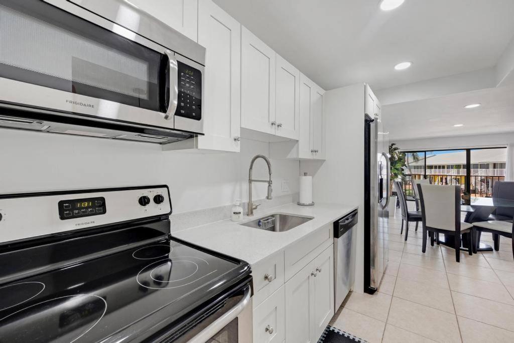 Overlooking Marina/ocean View & Free Golf Cart * Key Largo