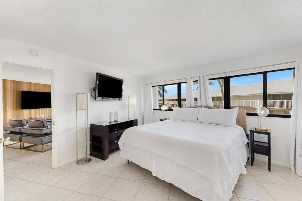Overlooking Marina/ocean View & Free Golf Cart Holiday home *