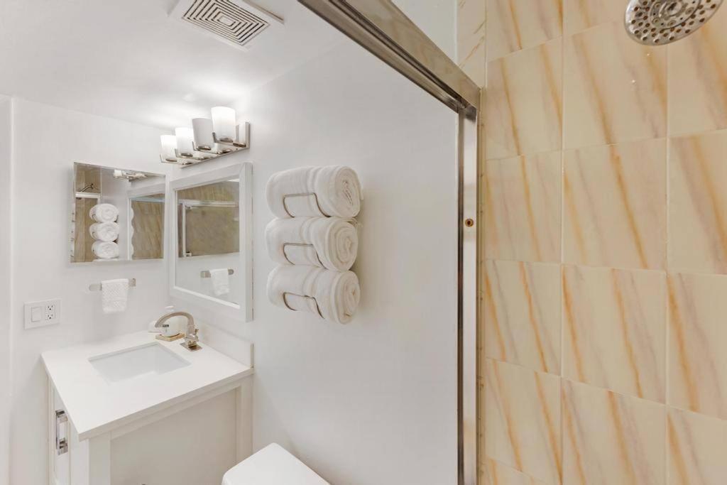 Overlooking Marina/ocean View & Free Golf Cart Holiday home Key Largo