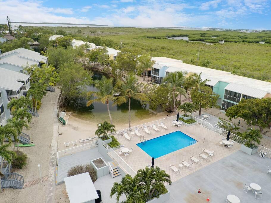 Overlooking Lagoon And Pool-free Golf Cart-kayaks *