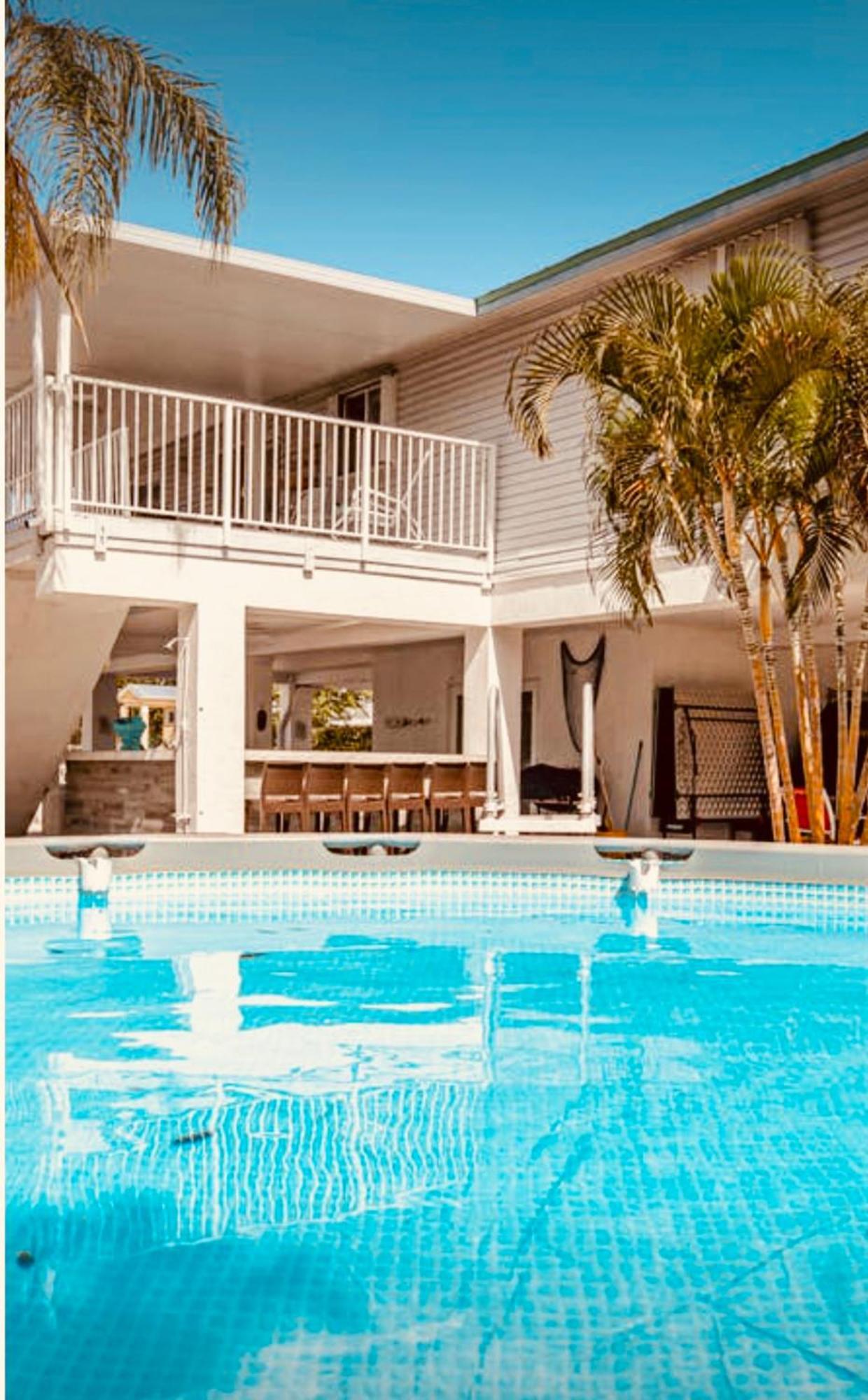 Holiday home Bayside Canal With Dock/ Jacuzzi/ Pool.