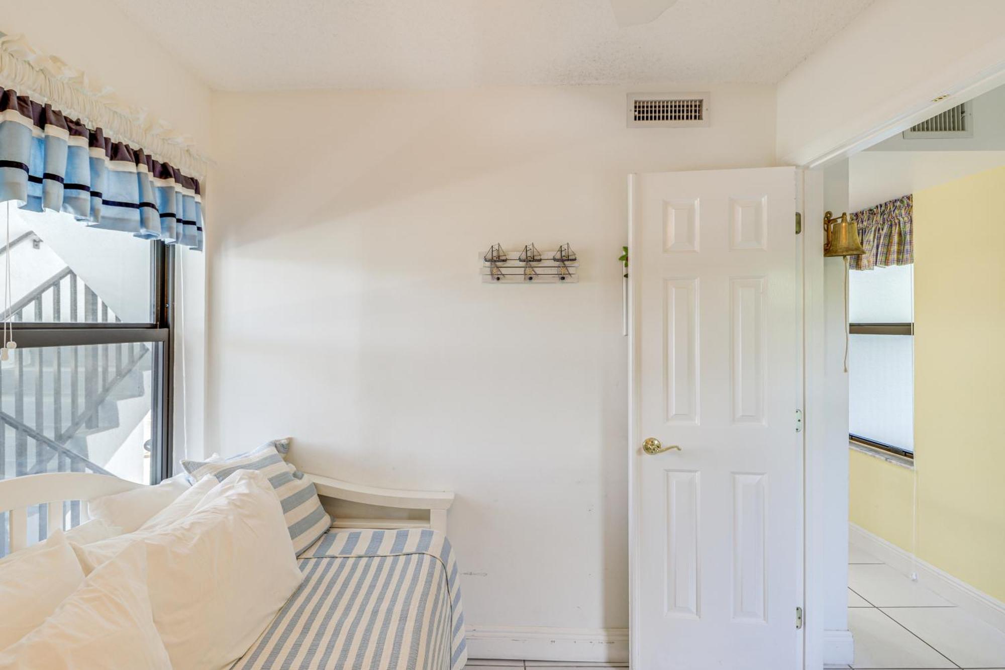 - Community Pool, Marina And Beach! Apartment