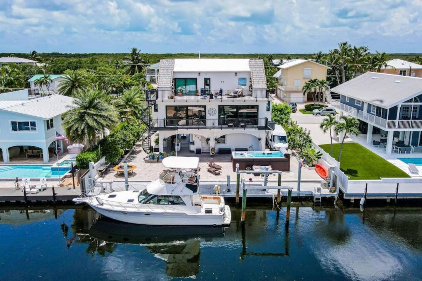 Apartment 350a Waterfront Oasis With Hot Tub *