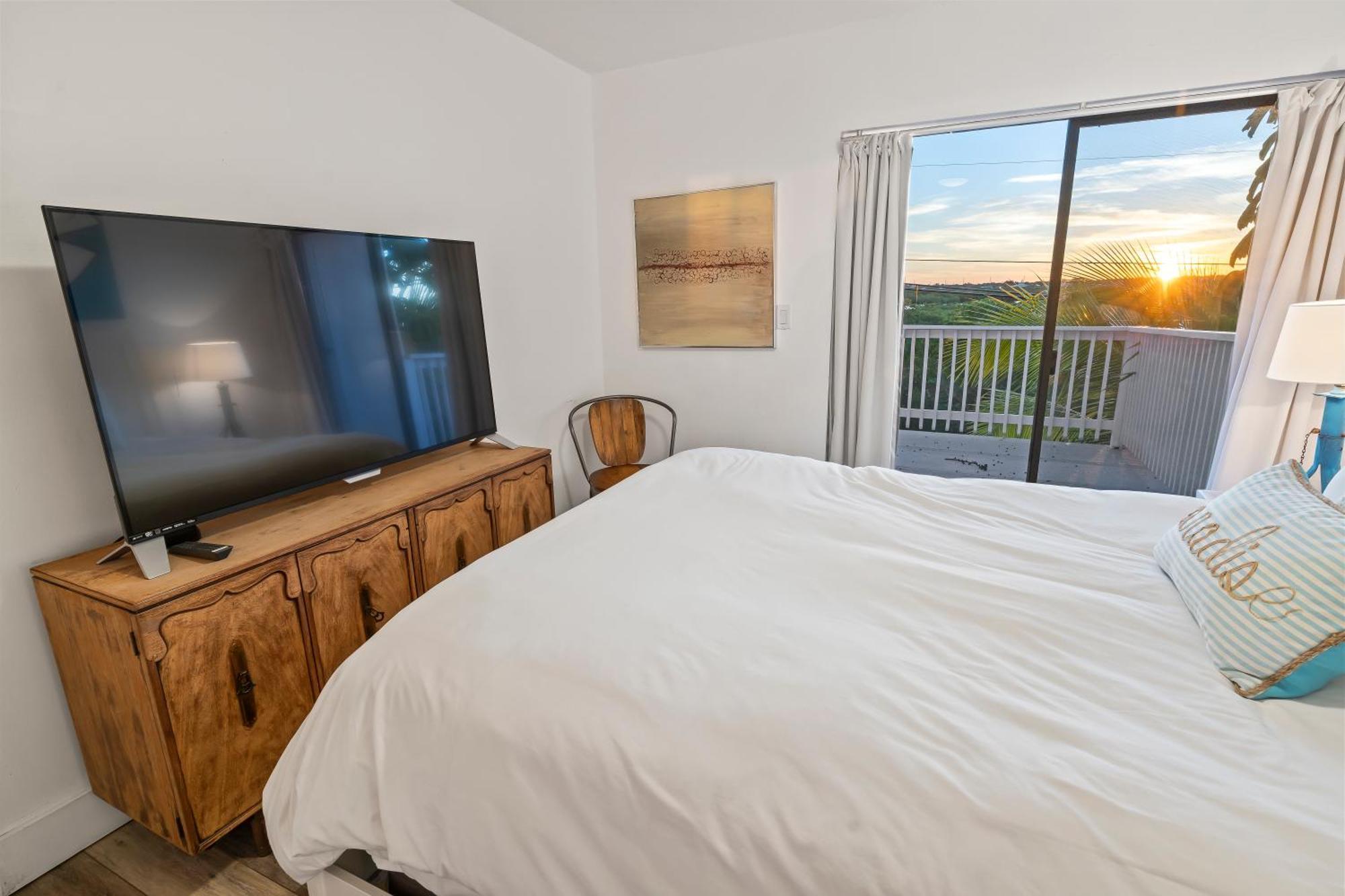 Art Decor Unit Pool Tennis Private Marina Pickleball Apartment