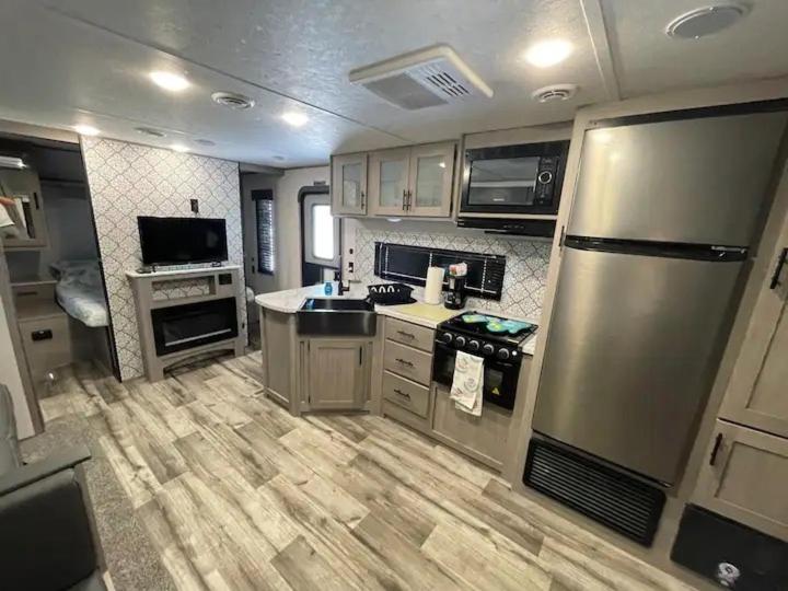 Rv By The Sea - Glamping In The Keys - Sleeps 6 Key Largo