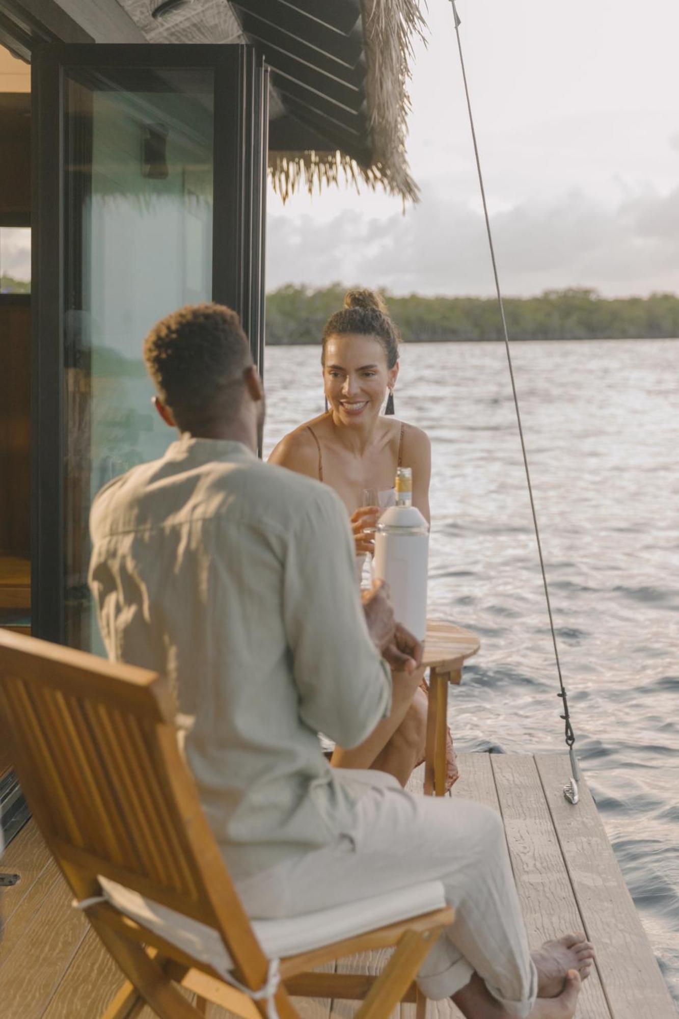 Botel Floating Oasis - Luxury Private With Modern Amenities *