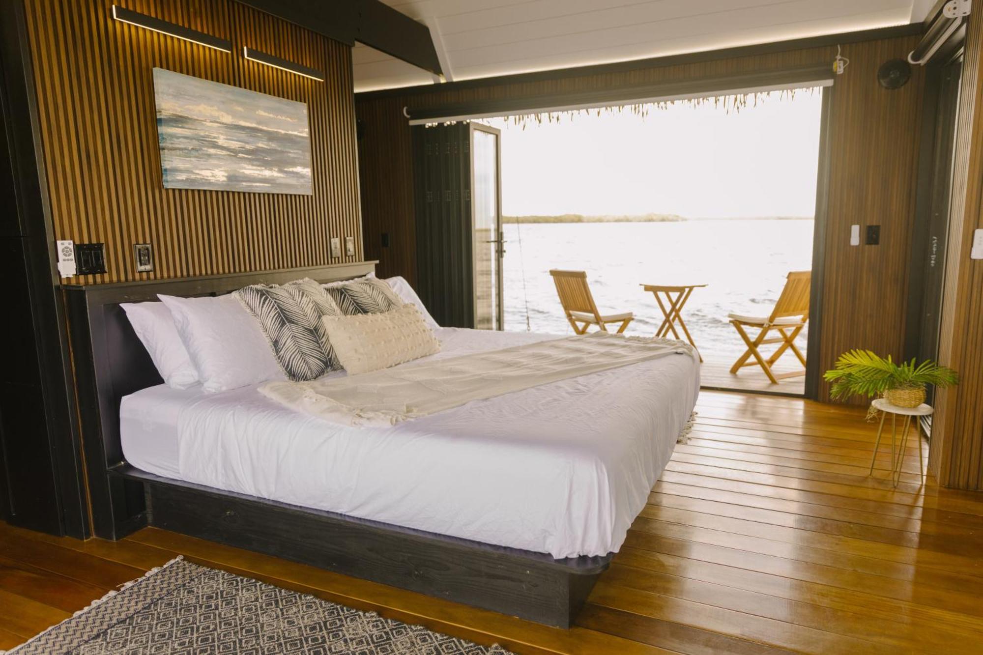 Floating Oasis - Luxury Private With Modern Amenities