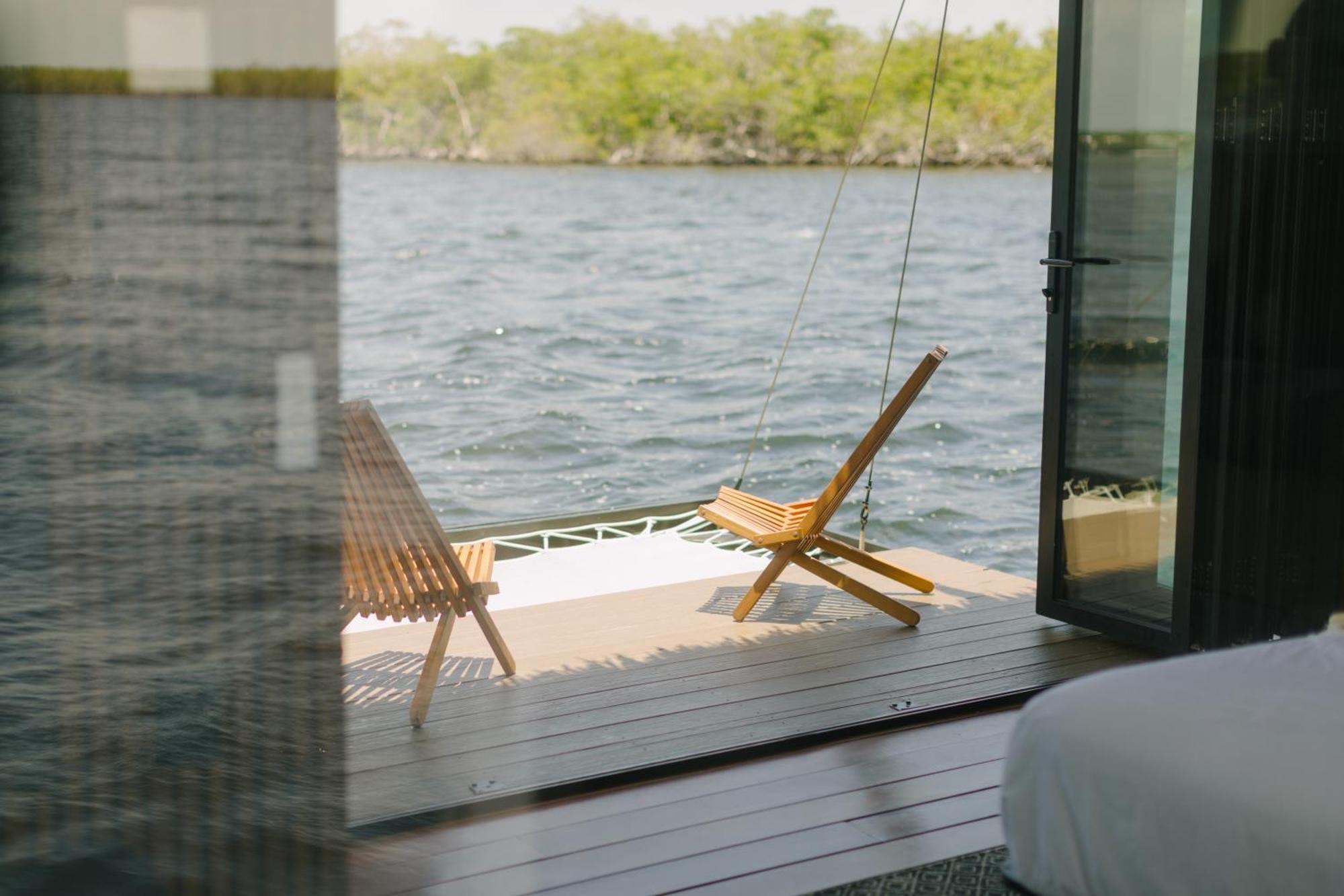 Floating Oasis - Luxury Private With Modern Amenities *