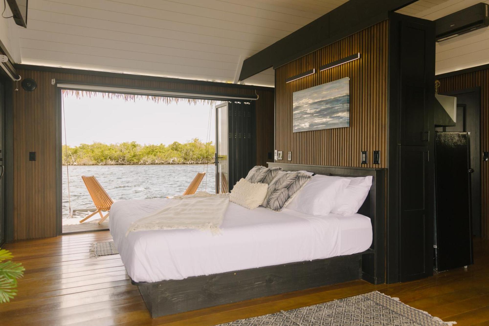Botel Floating Oasis - Luxury Private With Modern Amenities *