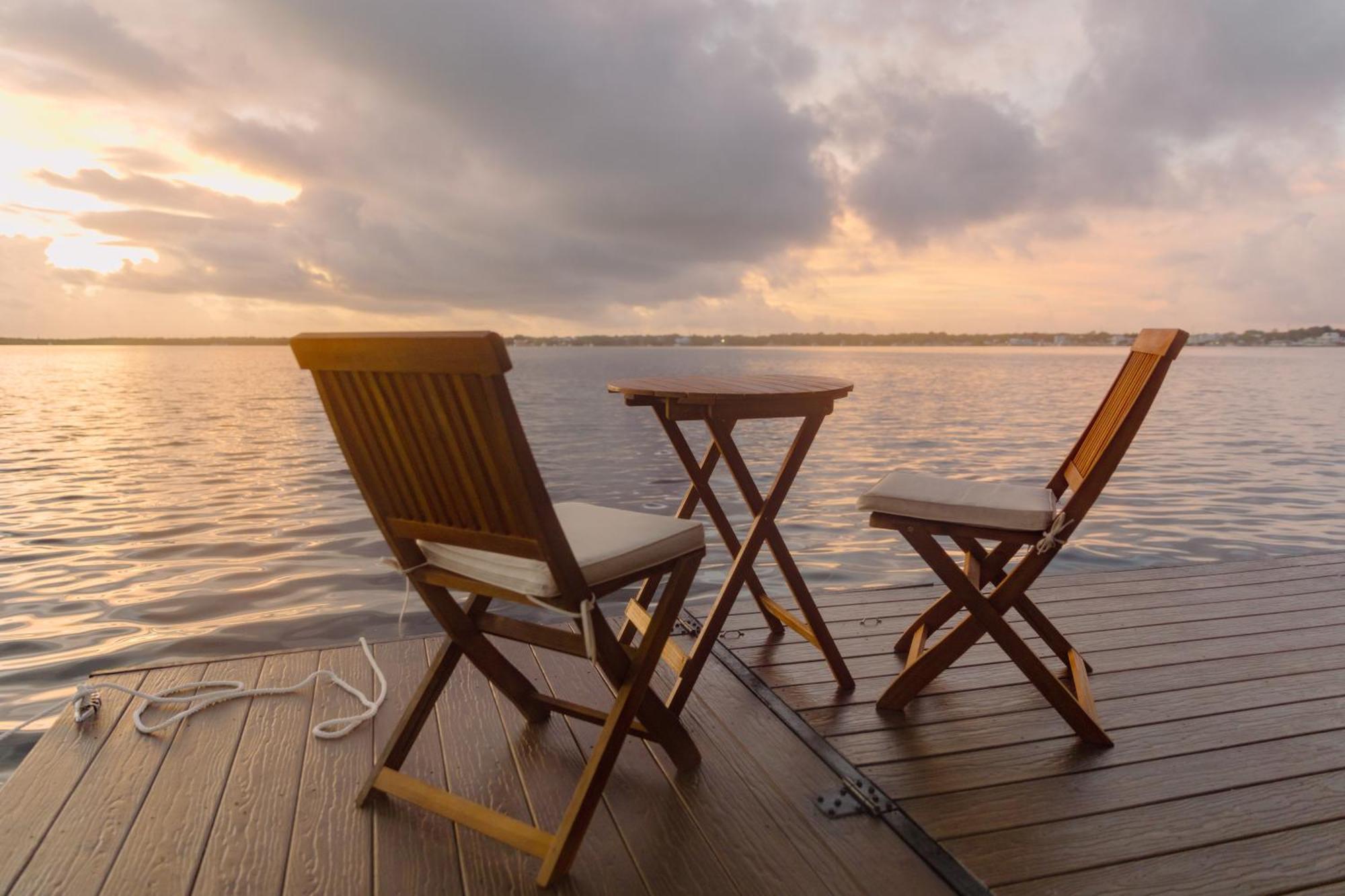 Botel Floating Oasis - Luxury Private With Modern Amenities *