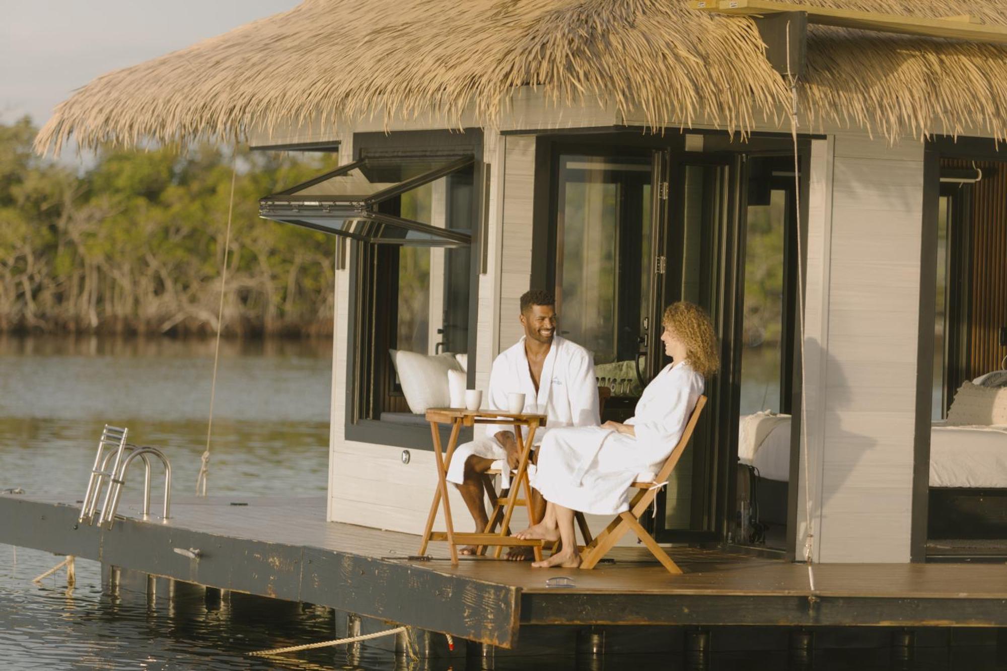 Floating Oasis - Luxury Private With Modern Amenities *