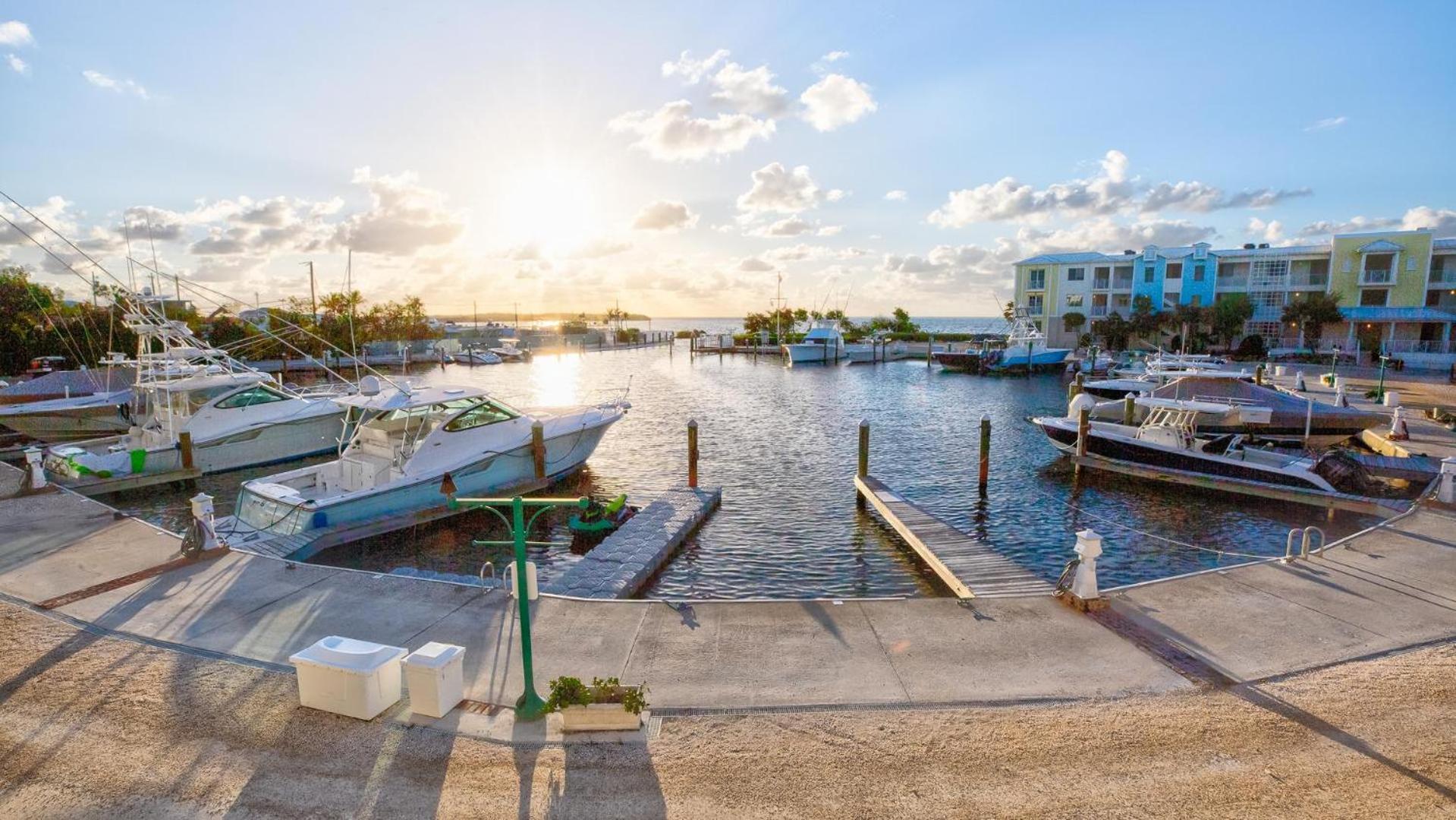 124 Mariners Club Apartment *