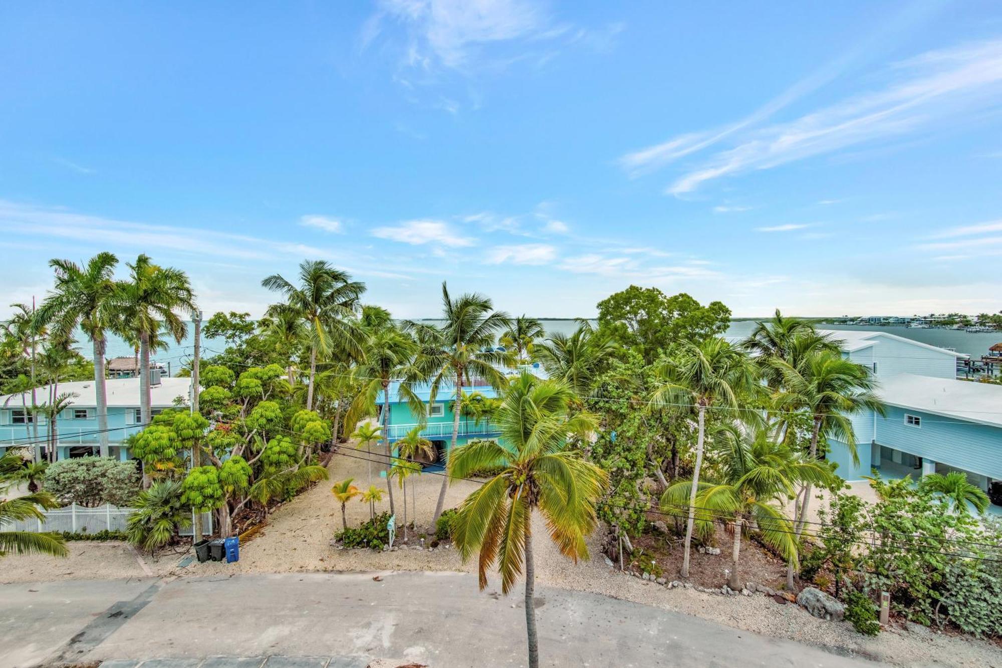 Keys Casa - Elegant Waterfront Retreat, Sleeps 16, Elevator, Private Dock, Putt-putt Holiday home