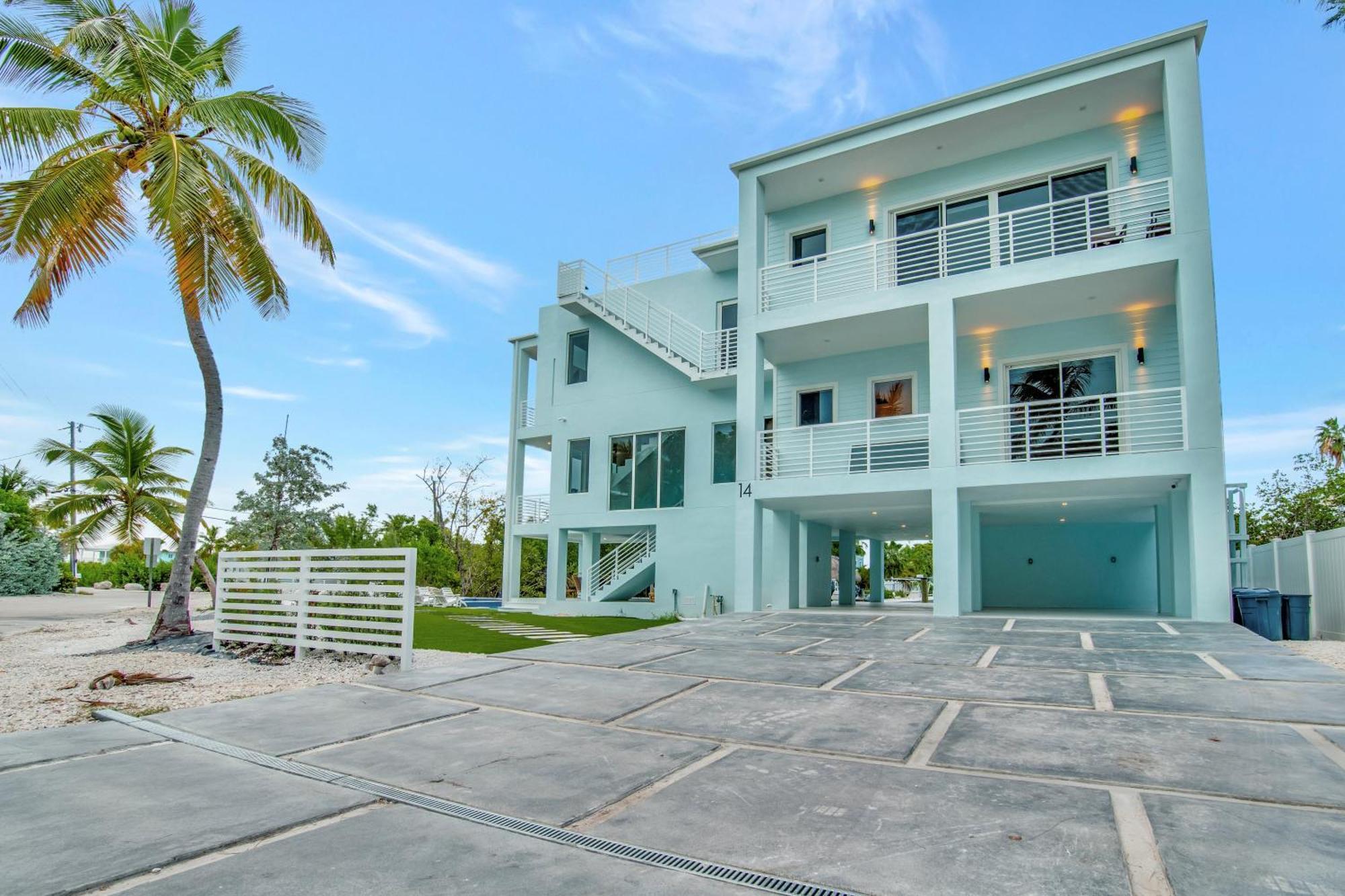 Keys Casa - Elegant Waterfront Retreat, Sleeps 16, Elevator, Private Dock, Putt-putt Holiday home Key Largo