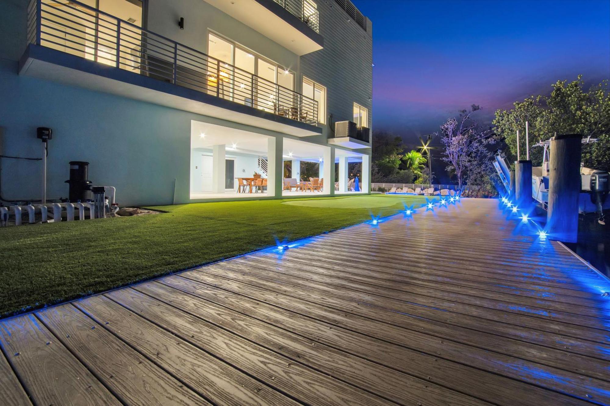 Keys Casa - Elegant Waterfront Retreat, Sleeps 16, Elevator, Private Dock, Putt-putt Holiday home