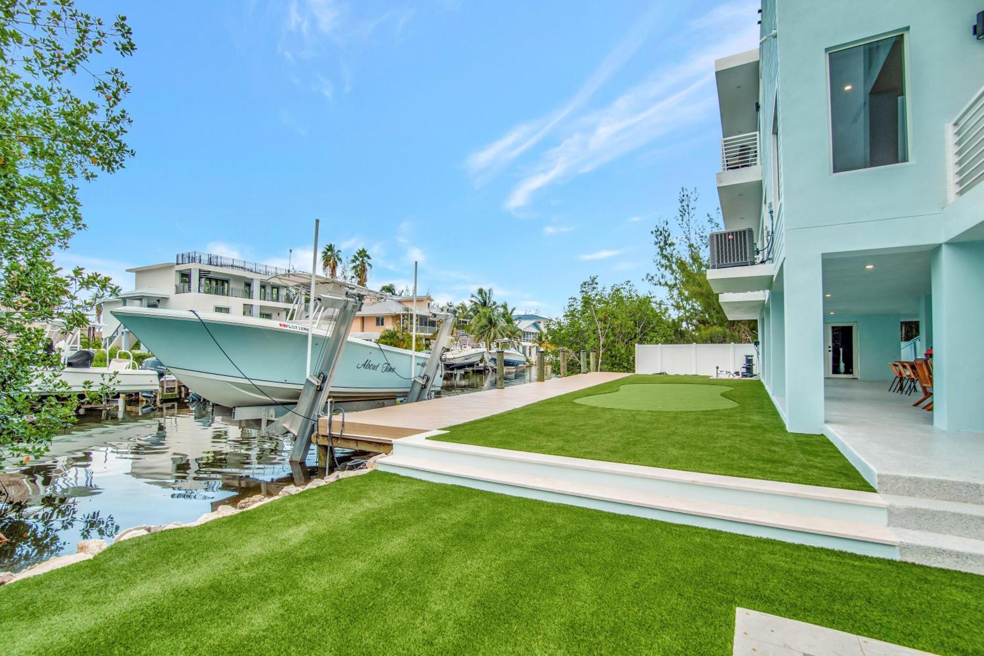Keys Casa - Elegant Waterfront Retreat, Sleeps 16, Elevator, Private Dock, Putt-putt Holiday home