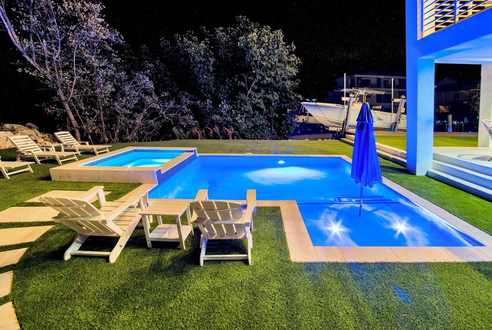 Holiday home Keys Casa - Elegant Waterfront Retreat, Sleeps 16, Elevator, Private Dock, Putt-putt Key Largo
