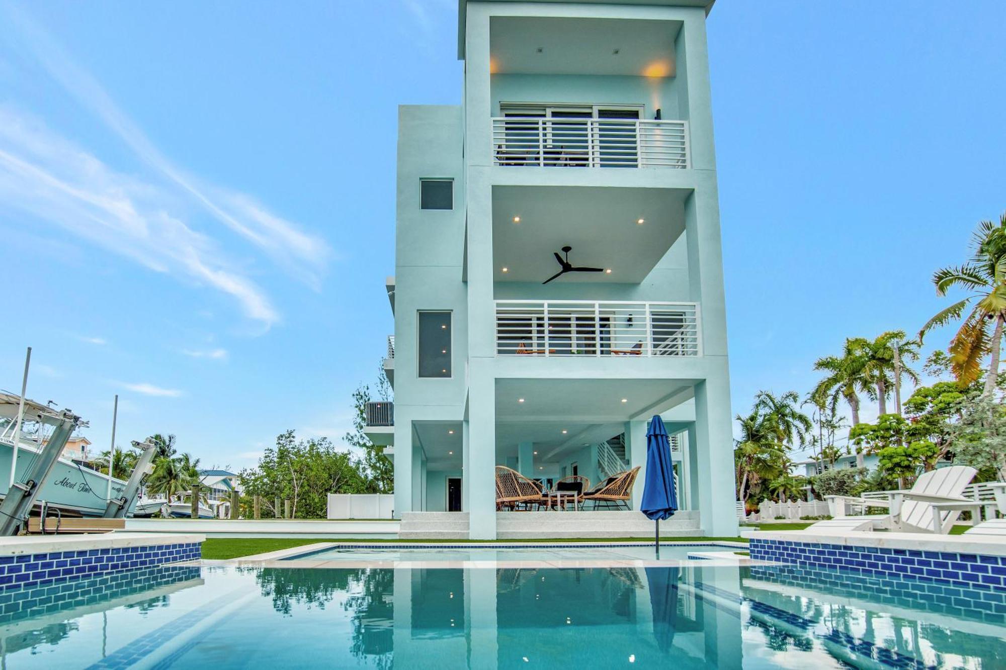 Keys Casa - Elegant Waterfront Retreat, Sleeps 16, Elevator, Private Dock, Putt-putt Holiday home *