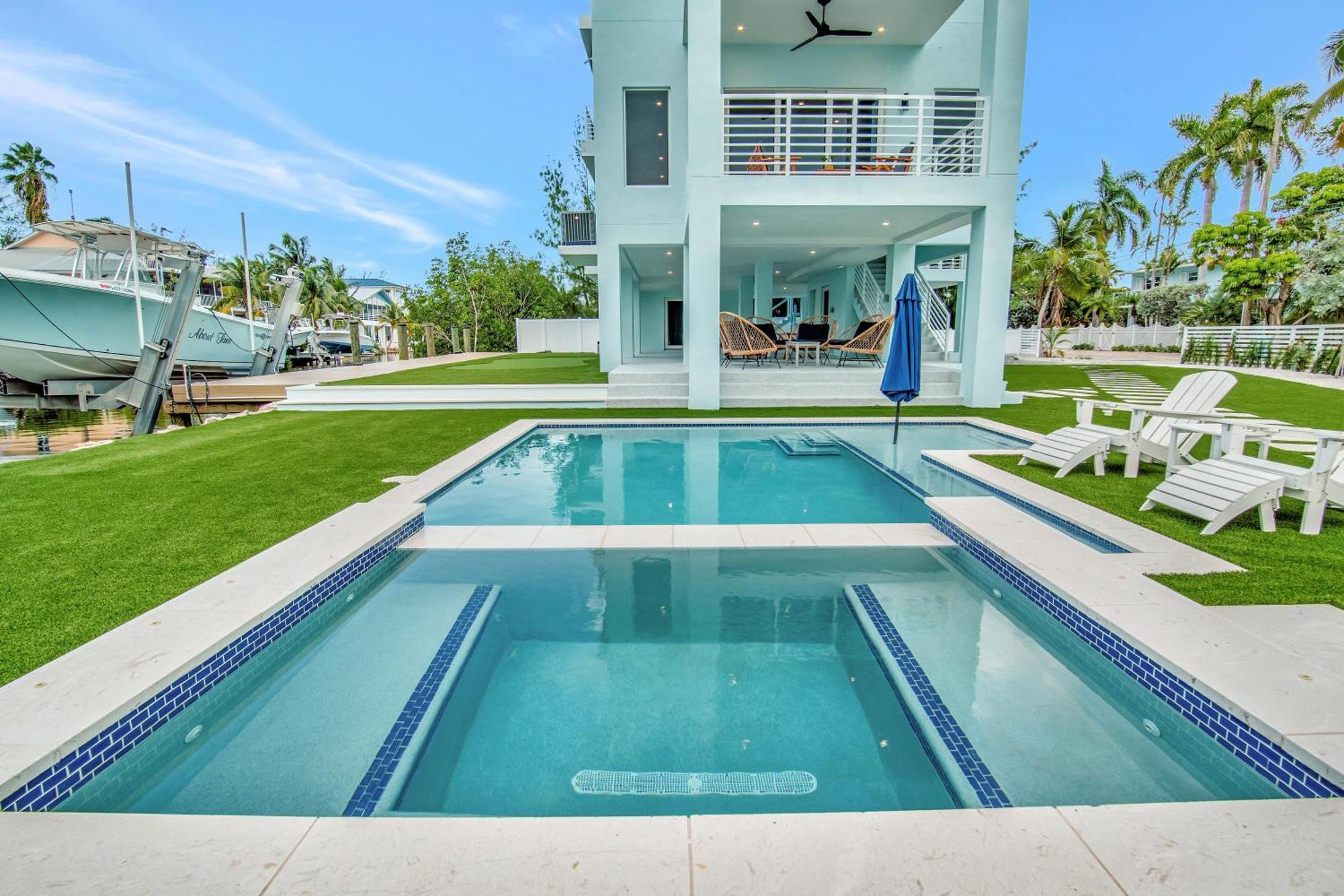 Holiday home Keys Casa - Elegant Waterfront Retreat, Sleeps 16, Elevator, Private Dock, Putt-putt Key Largo