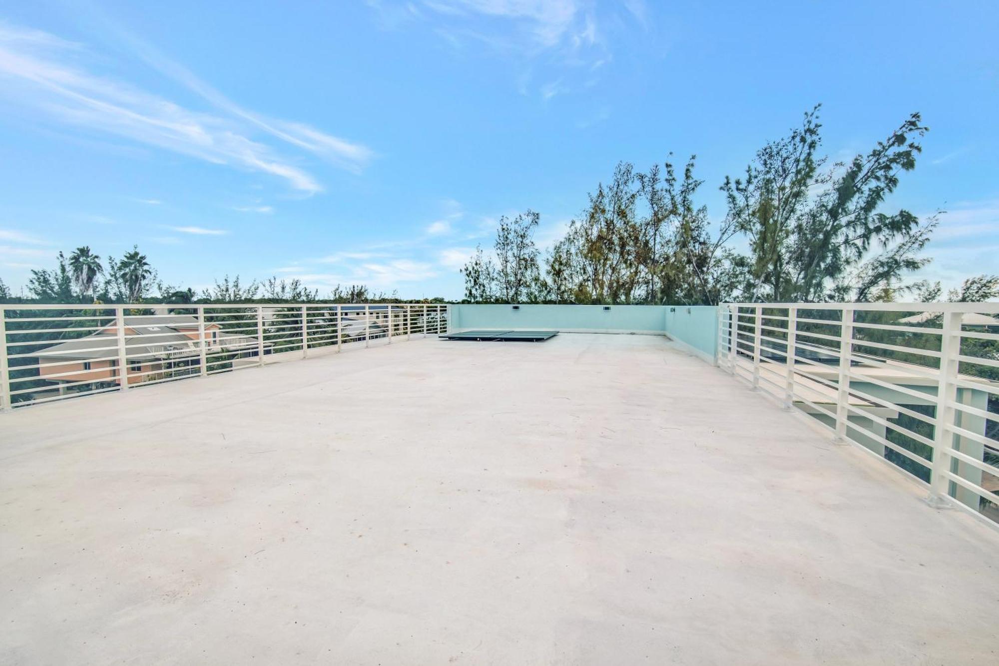 Holiday home Keys Casa - Elegant Waterfront Retreat, Sleeps 16, Elevator, Private Dock, Putt-putt