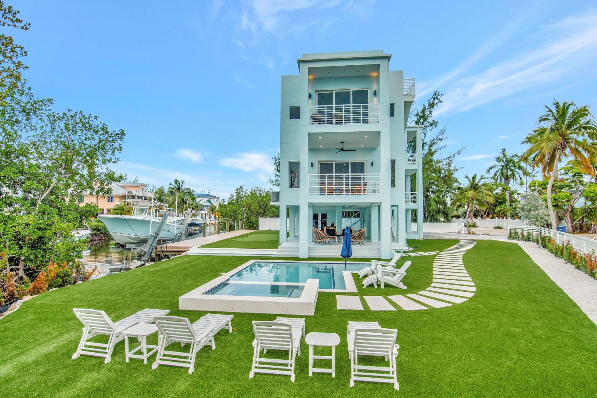 Keys Casa - Elegant Waterfront Retreat, Sleeps 16, Elevator, Private Dock, Putt-putt Holiday home *