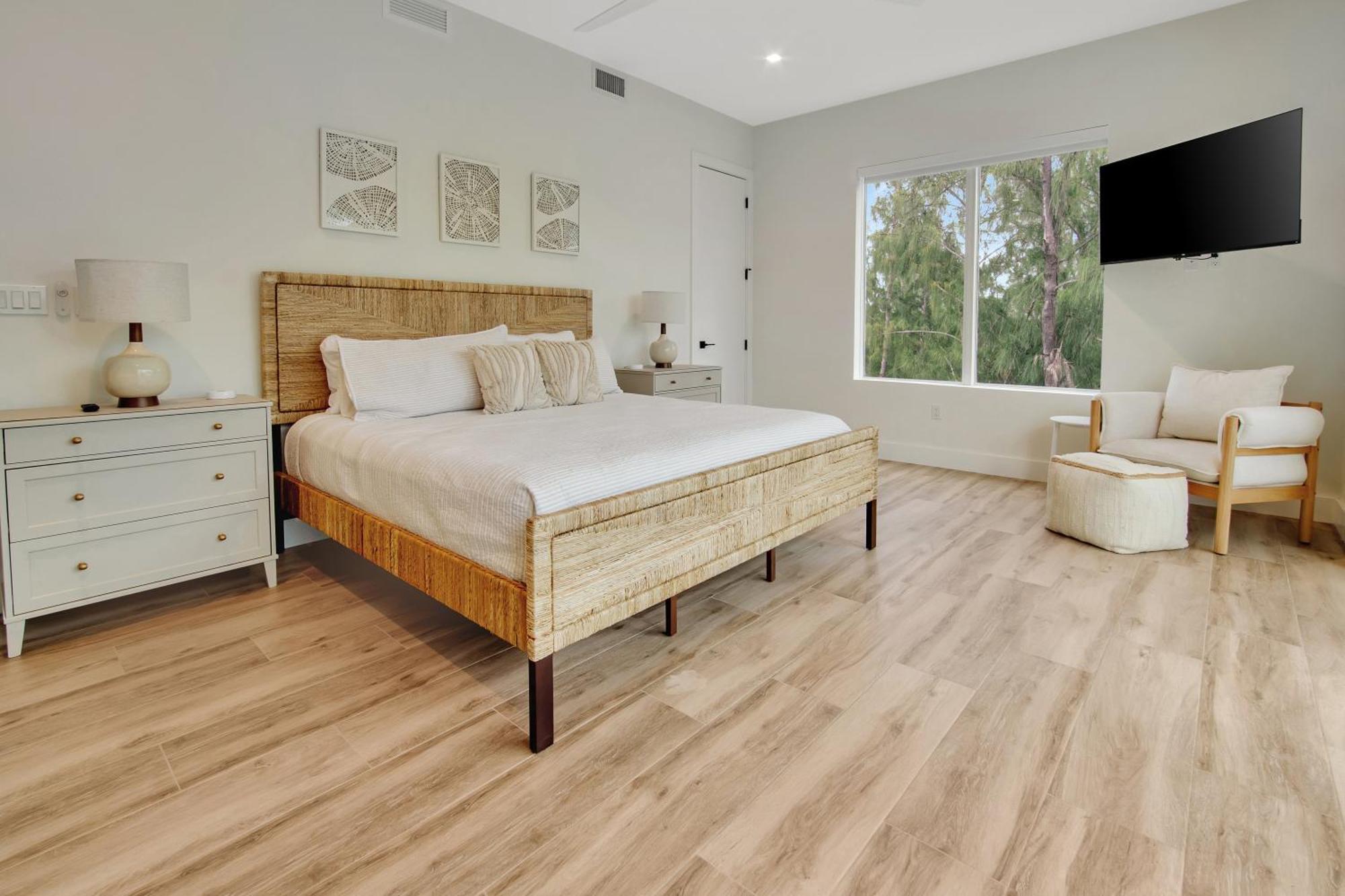Keys Casa - Elegant Waterfront Retreat, Sleeps 16, Elevator, Private Dock, Putt-putt Holiday home *