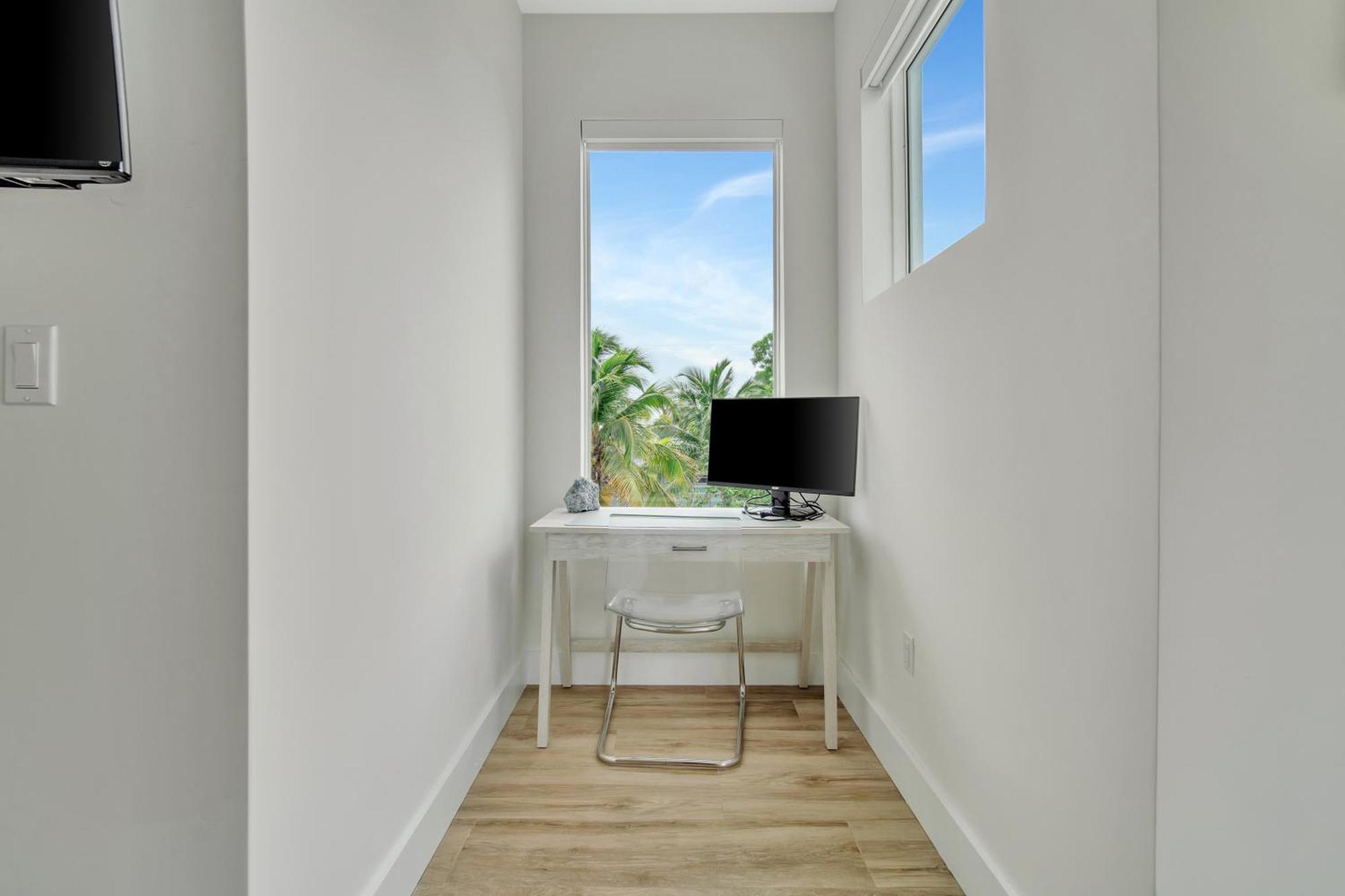 Keys Casa - Elegant Waterfront Retreat, Sleeps 16, Elevator, Private Dock, Putt-putt Key Largo