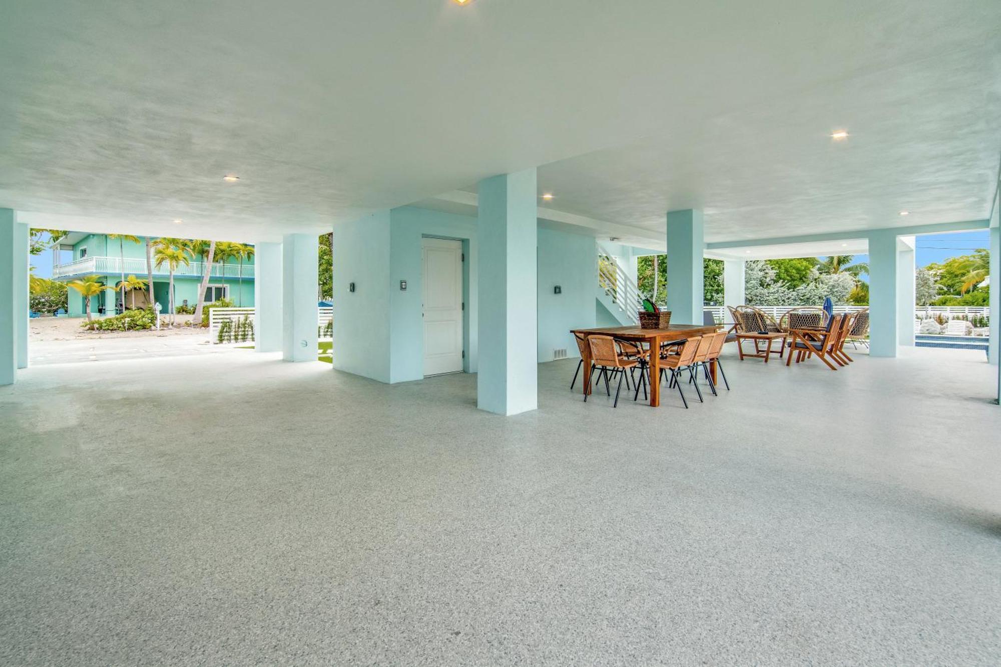 Keys Casa - Elegant Waterfront Retreat, Sleeps 16, Elevator, Private Dock, Putt-putt * Key Largo