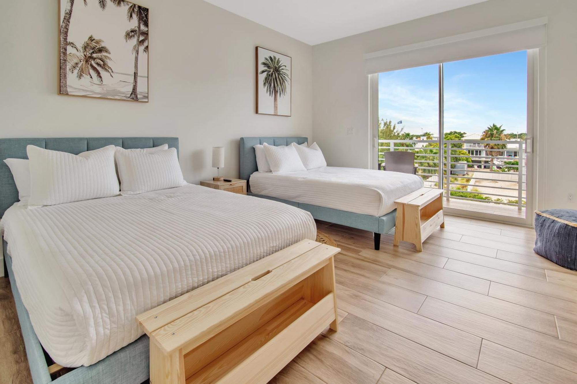 Keys Casa - Elegant Waterfront Retreat, Sleeps 16, Elevator, Private Dock, Putt-putt