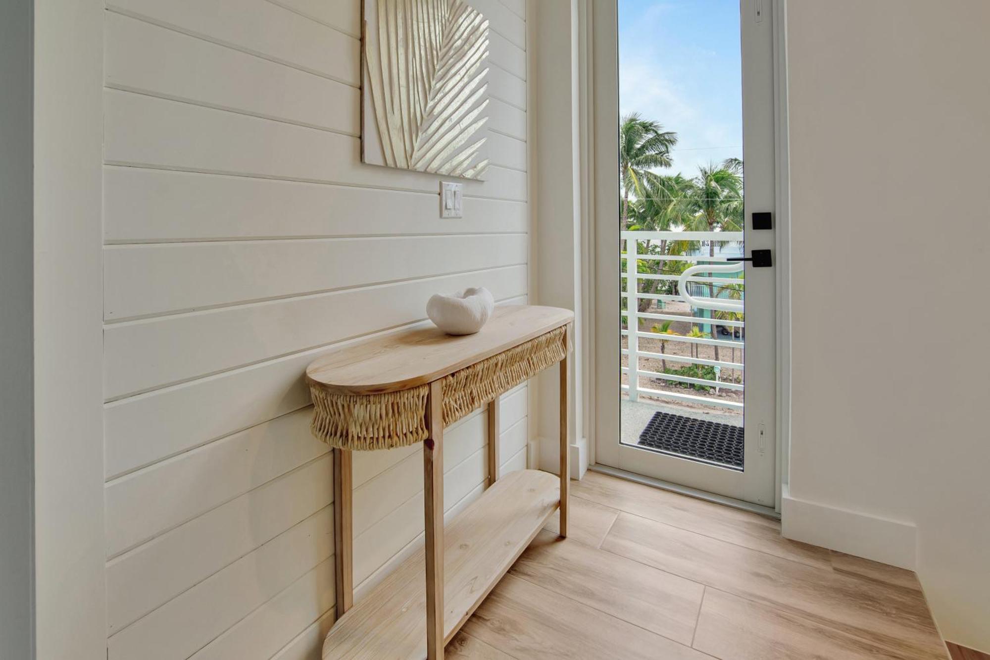 Keys Casa - Elegant Waterfront Retreat, Sleeps 16, Elevator, Private Dock, Putt-putt Holiday home