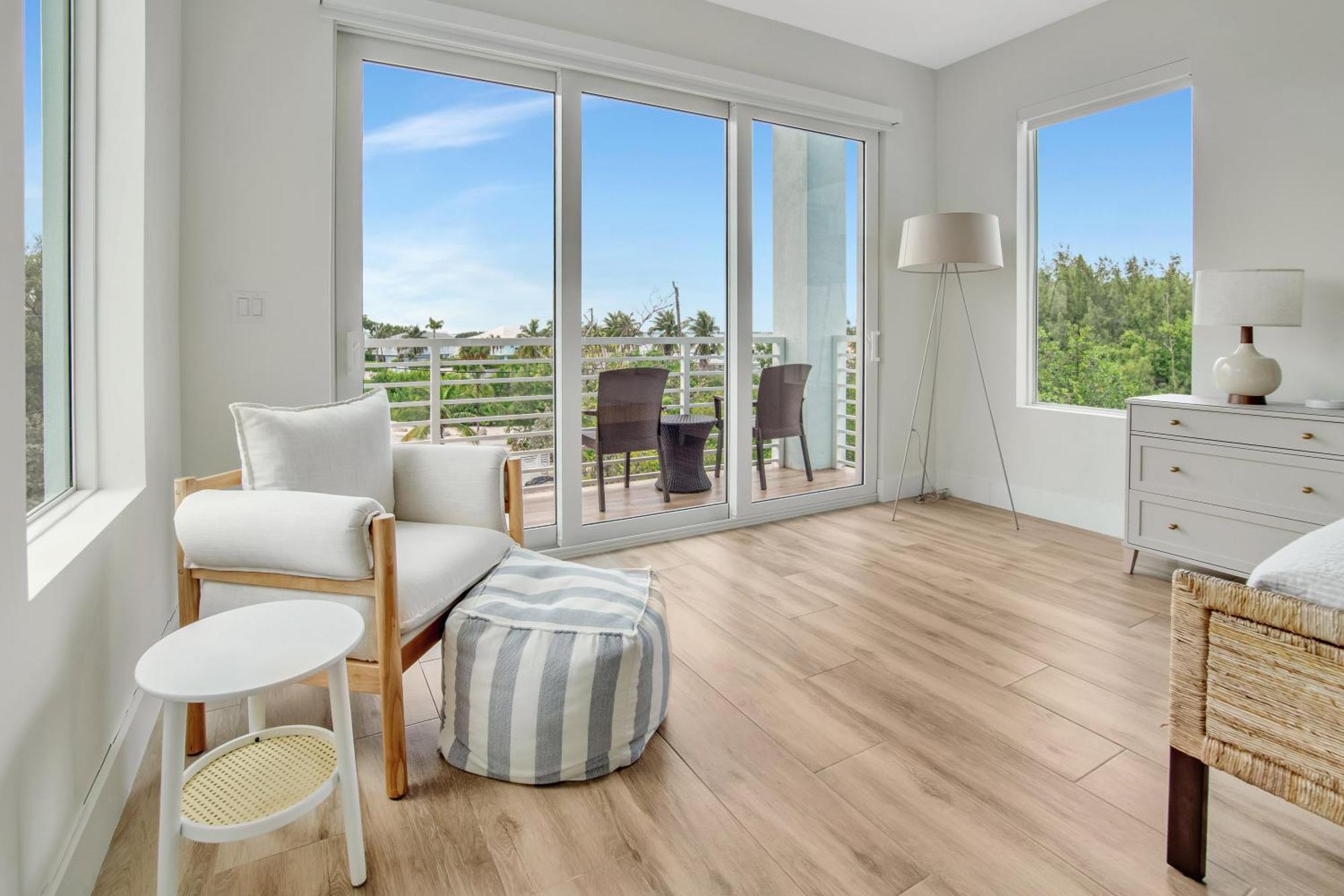 Keys Casa - Elegant Waterfront Retreat, Sleeps 16, Elevator, Private Dock, Putt-putt Holiday home *