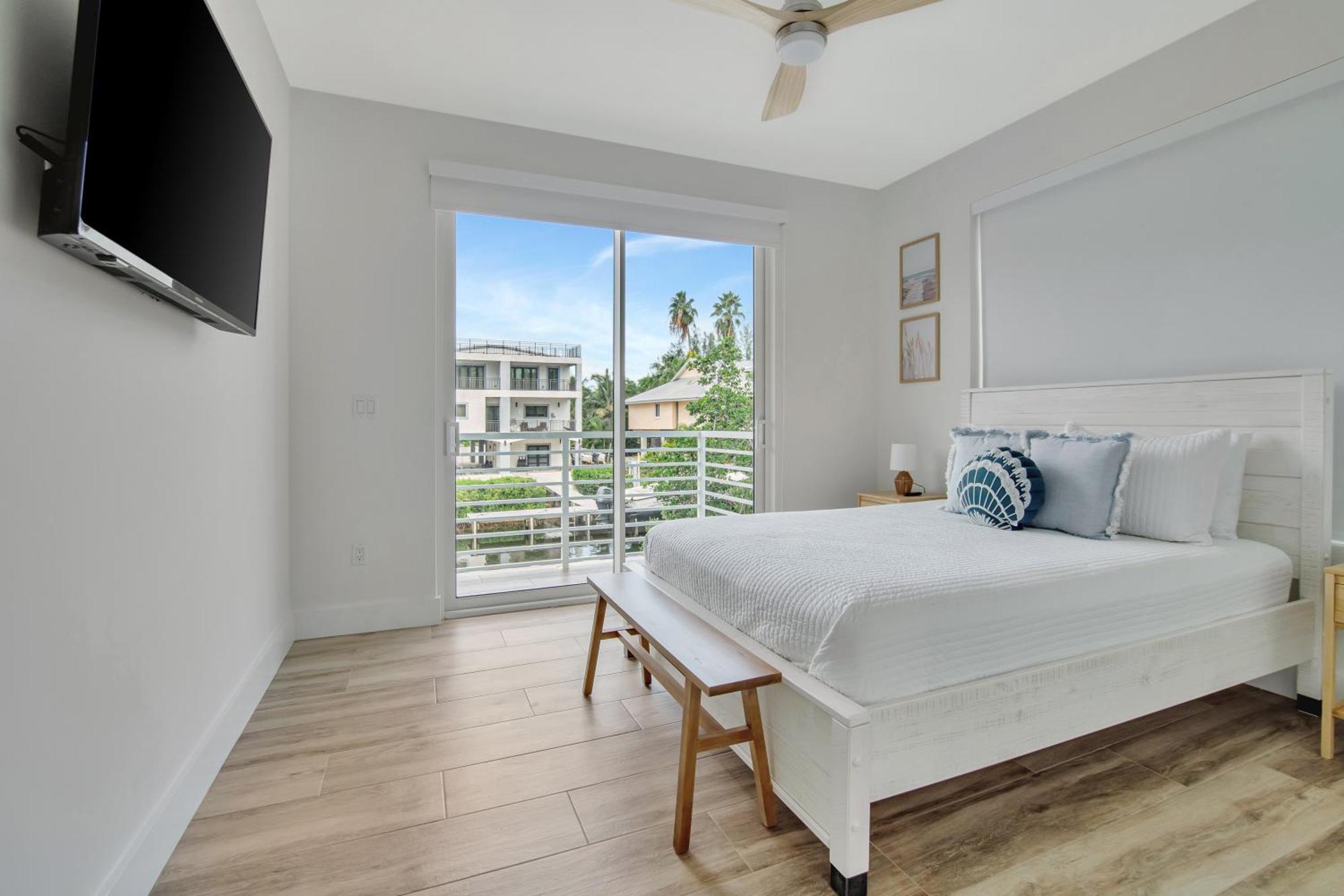 Keys Casa - Elegant Waterfront Retreat, Sleeps 16, Elevator, Private Dock, Putt-putt Key Largo