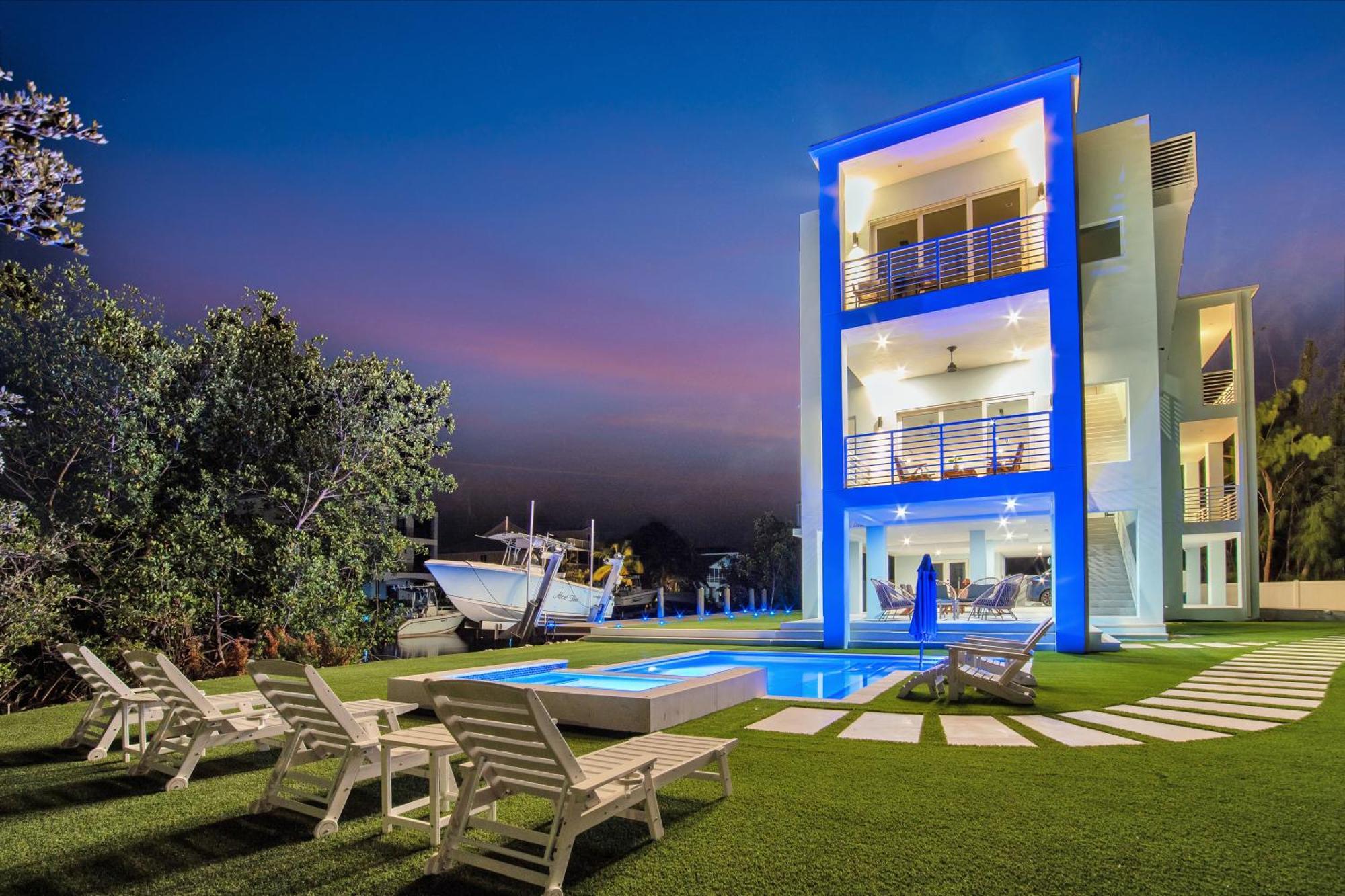 Keys Casa - Elegant Waterfront Retreat, Sleeps 16, Elevator, Private Dock, Putt-putt Holiday home