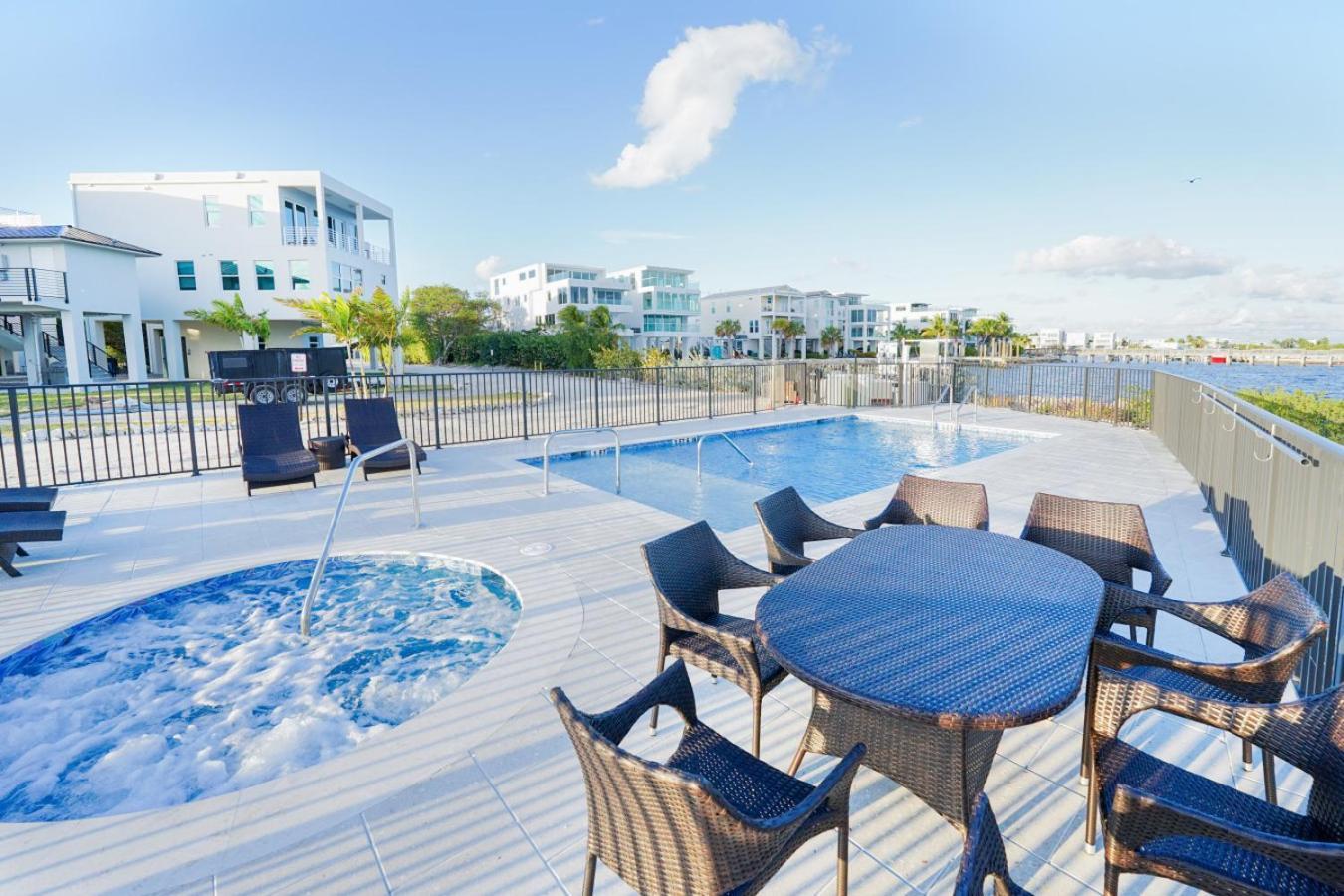 Oceanfront Oasis With Pool And Hot Tub Holiday home