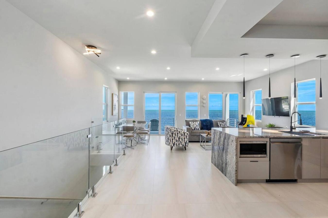 Holiday home Oceanfront Oasis With Pool And Hot Tub *