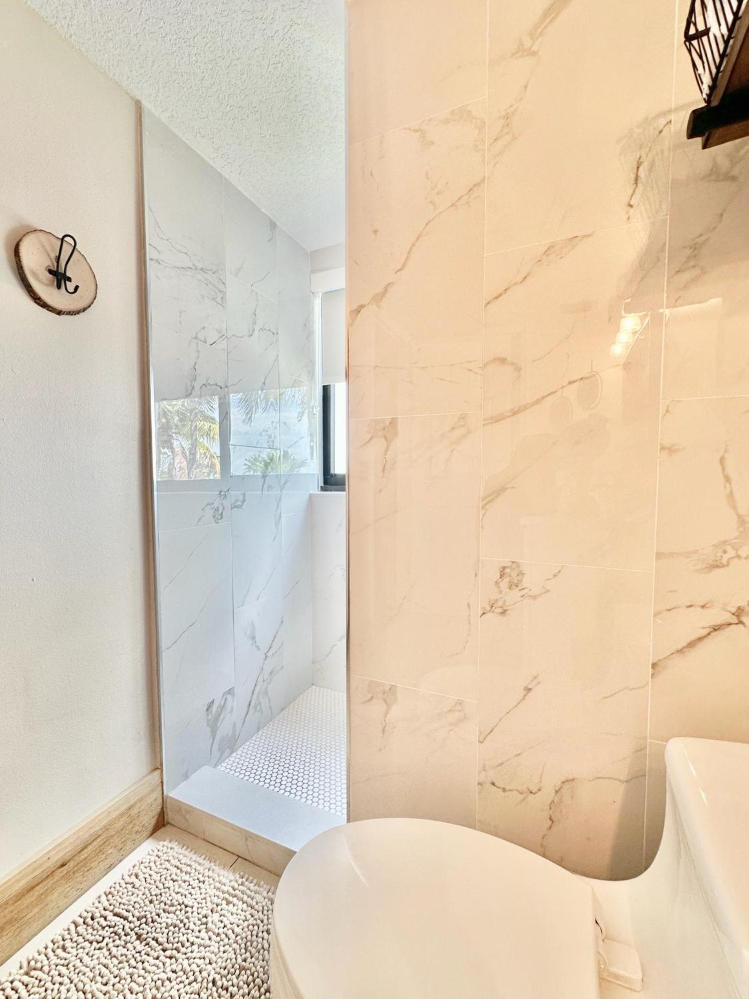 Tower 2 Master Suites, 2 Kings Beds, Marina