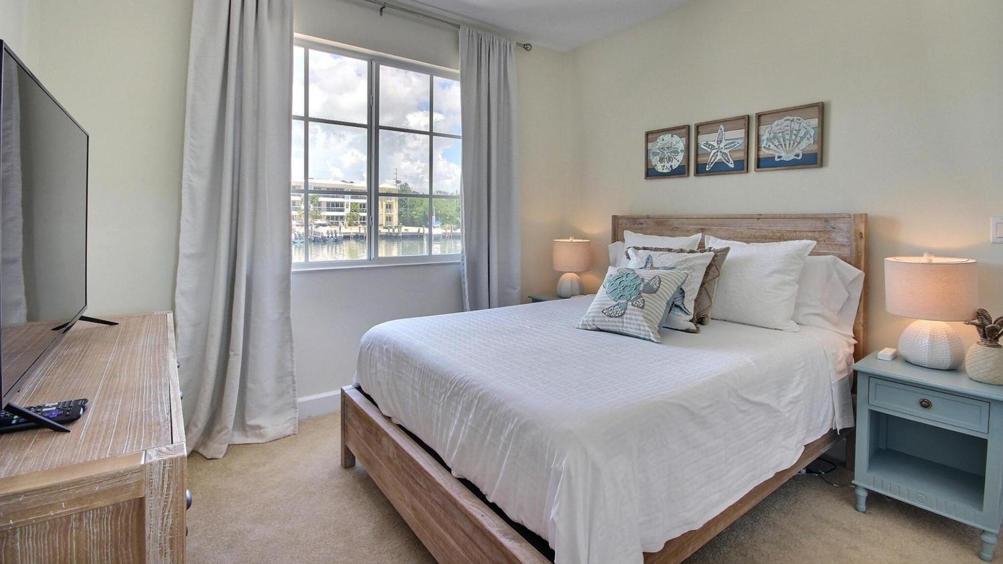 311 Mariners Club Apartment