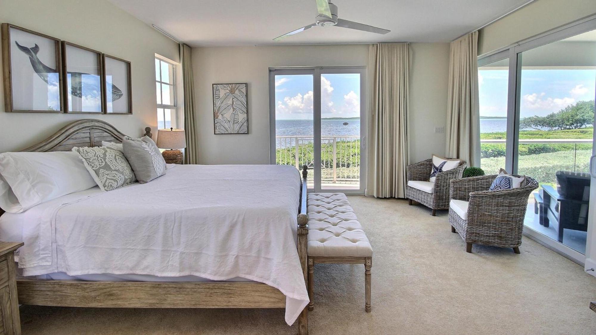 Apartment 311 Mariners Club *