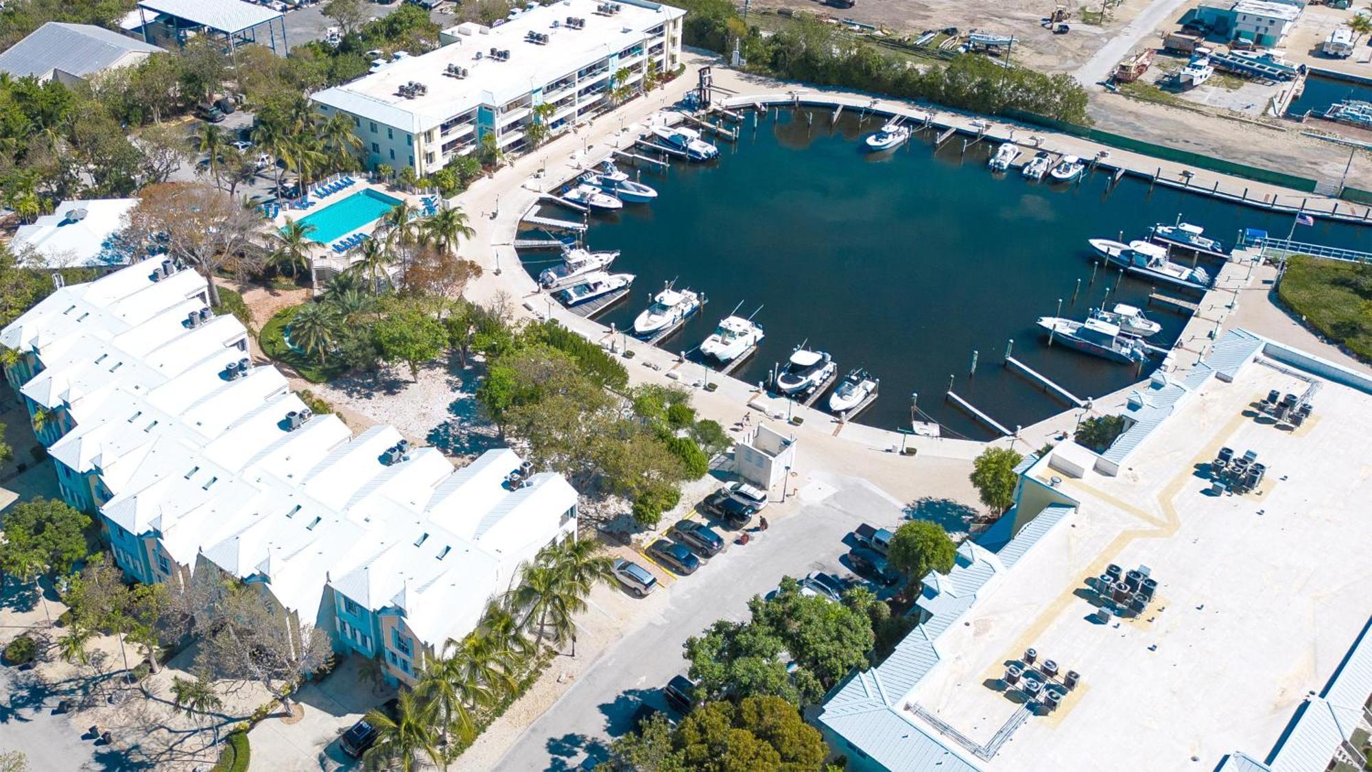 Apartment 809 Mariners Club *
