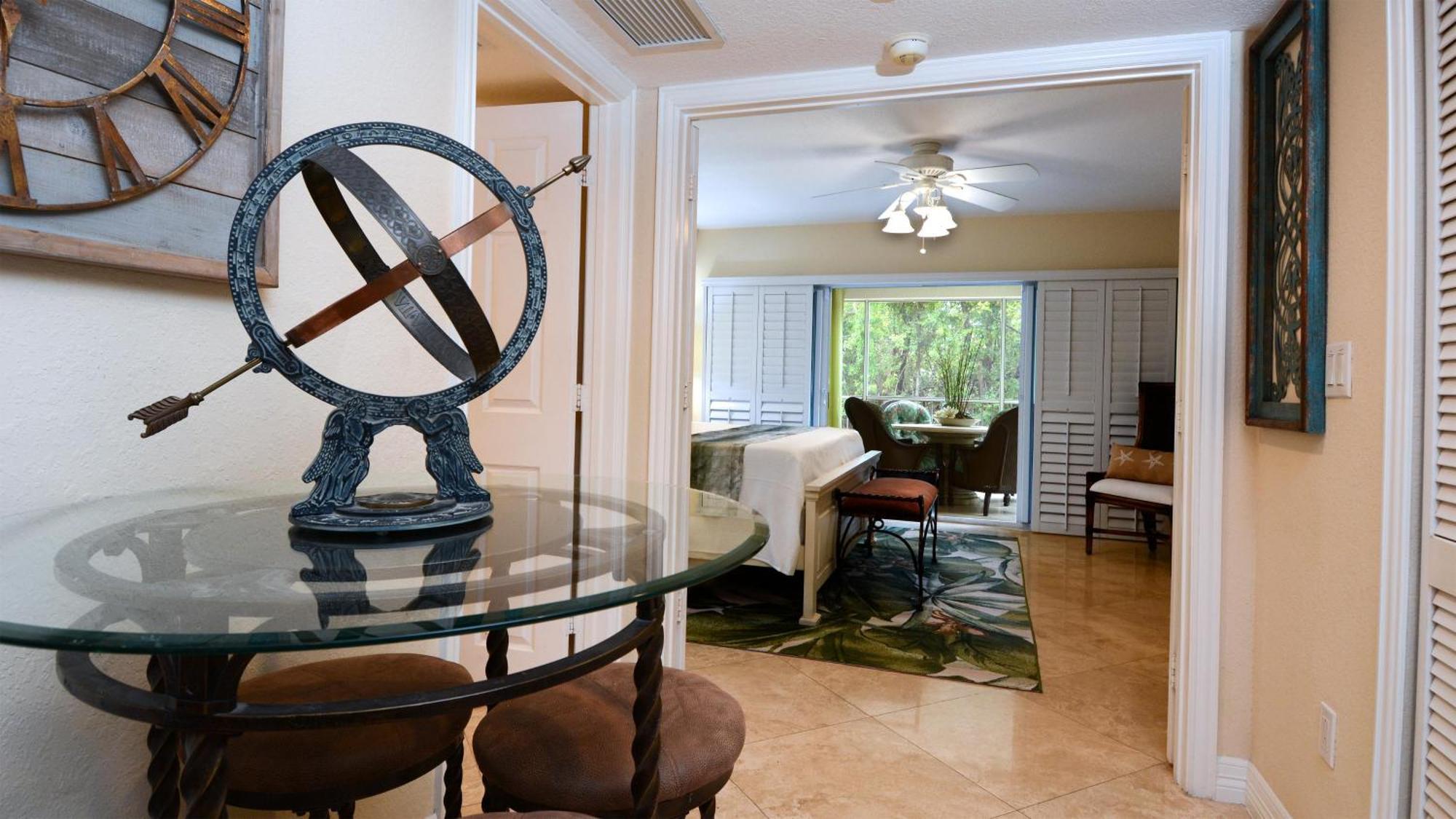 Apartment 608 Mariners Club *