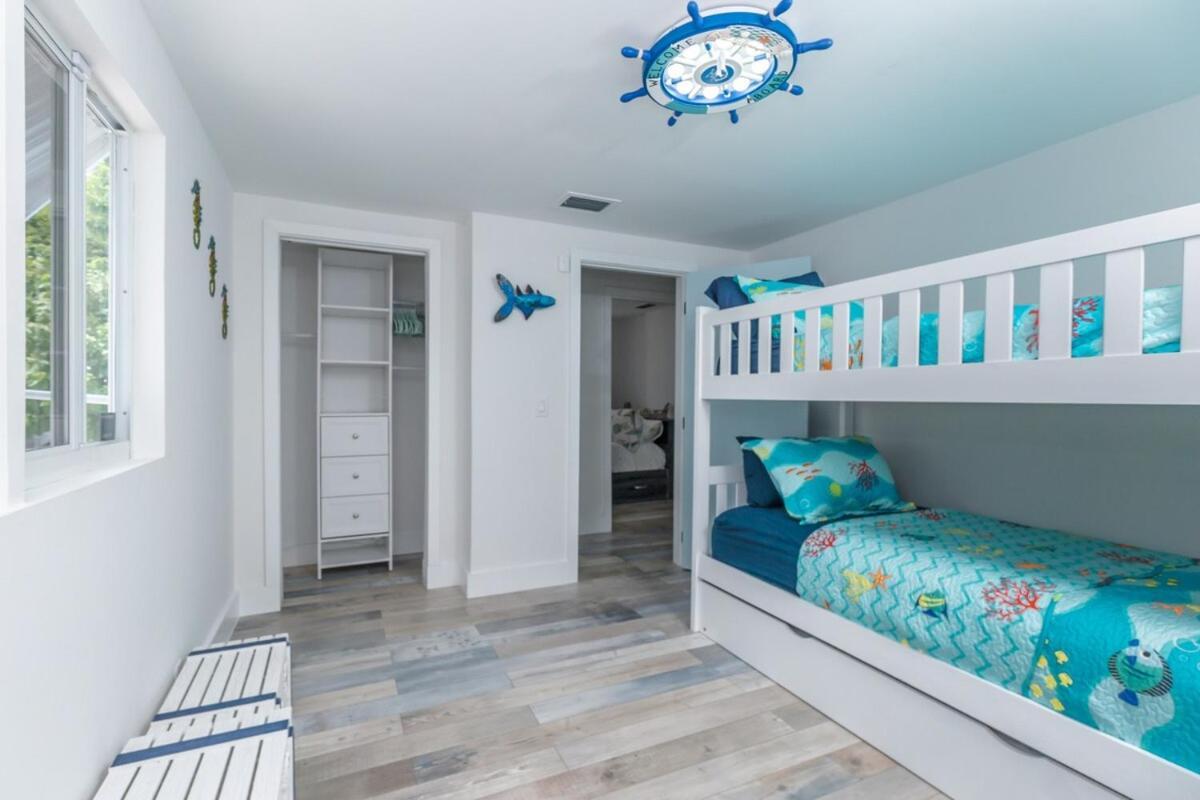 Holiday home Fully Remodeled 3 Bedroom Waterfront With Boat Dock And Boat Lift