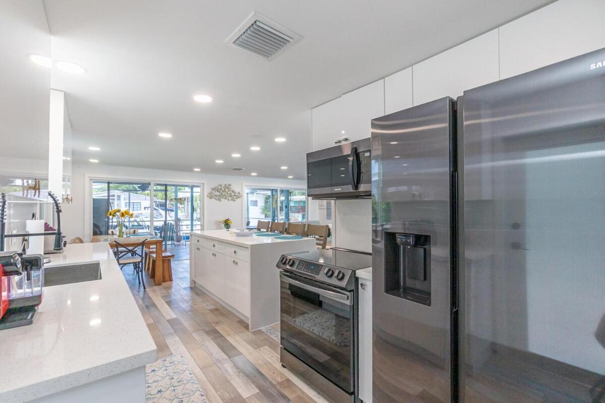 Fully Remodeled 3 Bedroom Waterfront With Boat Dock And Boat Lift Holiday home *